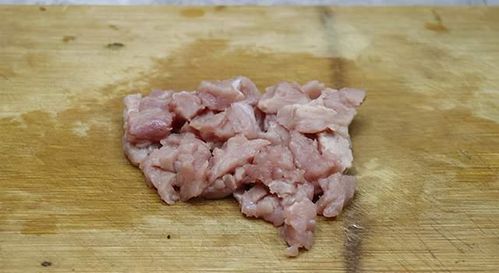 猪肉降价了,来一盘宫保肉花,肉质鲜嫩无腥味,回回上桌不够吃
