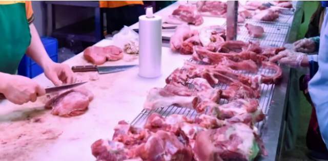 广东一男子切完生猪肉,先是高烧不退随后突发耳聋,只因没戴手套